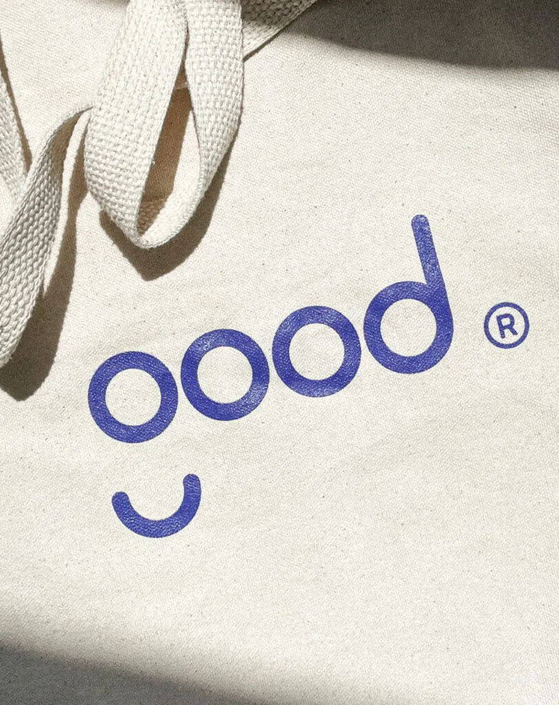 White tote bag with blue logo printed on it. Good branding by All Design Lab.